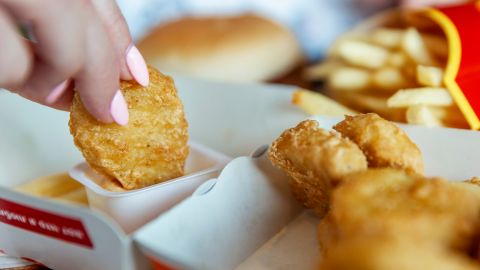 La oferta de nuggets de pollo por solo un dólar es el plato fuerte de McDonald's de esta temporada.