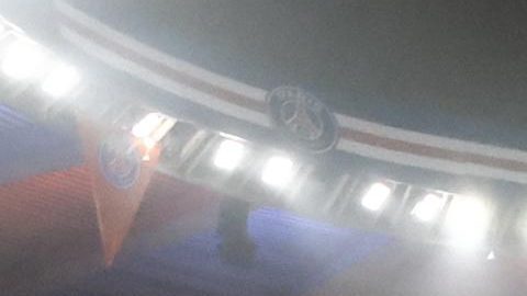 Hinchas del Paris Saint-Germain desplegaron el "tifo" en el partido de Champions League ante el Atletico Madrid.