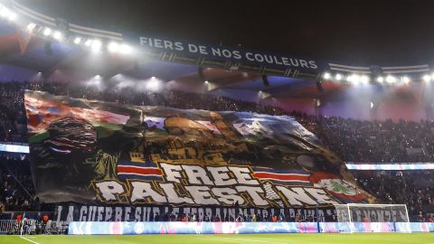 Hinchas del Paris Saint-Germain desplegaron el "tifo" en el partido de Champions League ante el Atletico Madrid.