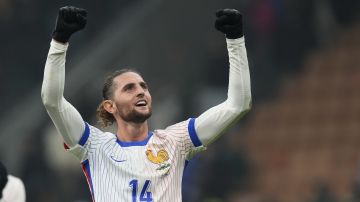 Adrien Rabiot celebra luego de marcale a Italia.