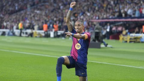 El extremo del Barcelona Raphael Dias Belloli 'Raphinha' celebra después de marcar el 2-0 durante el partido entre el FC Barcelona contra el Espanyol.