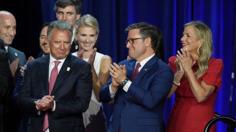 El presidente de la Cámara de Representantes, Mike Johnson, estuvo presente durante el discurso de celebración de Donald Trump en Florida, la noche del martes 5 de noviembre.