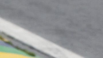 El británico Lewis Hamilton conduce el McLaren MP4/5B, utilizado por el fallecido brasileño Ayrton Senna.