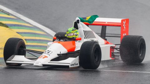 El británico Lewis Hamilton conduce el McLaren MP4/5B, utilizado por el fallecido brasileño Ayrton Senna.