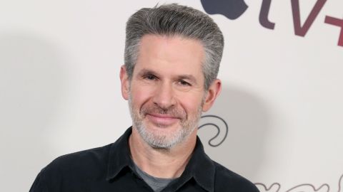 Simon Kinberg posando.