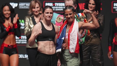 Katie Taylor y Amanda Serrano durante el pesaje previo a su combate.