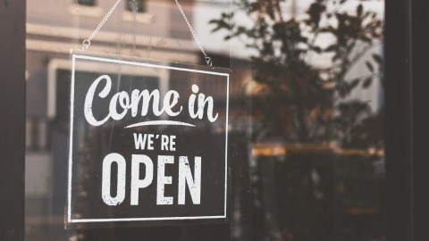 Pese a estar abiertas, algunas tiendas podrían manejar horarios diferentes, según tu ubicación.