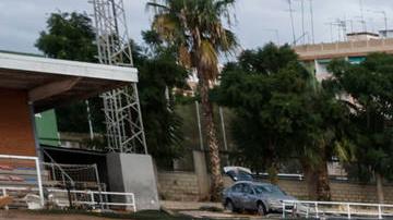 El barro cubre por completo un campo de fútbol en Sedaví, Valencia.