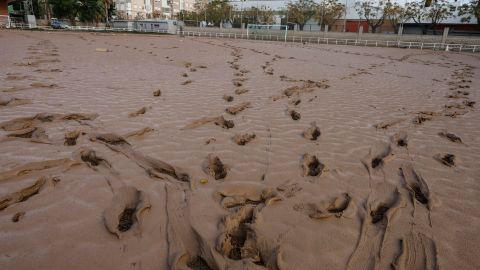 El barro cubre por completo un campo de fútbol en Sedaví, Valencia.