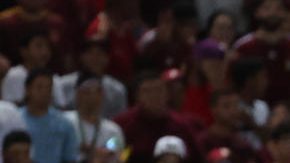 Un aspersor de agua se activa durante un partido entre Venezuela y Brasil de las eliminatorias sudamericanas al Mundial de Fútbol 2026, en el estadio Monumental de Maturín.