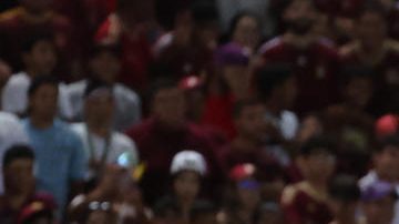 Un aspersor de agua se activa durante un partido entre Venezuela y Brasil de las eliminatorias sudamericanas al Mundial de Fútbol 2026, en el estadio Monumental de Maturín.