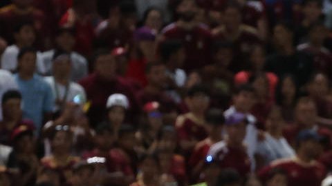 Un aspersor de agua se activa durante un partido entre Venezuela y Brasil de las eliminatorias sudamericanas al Mundial de Fútbol 2026, en el estadio Monumental de Maturín.