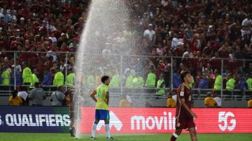 Un aspersor de agua se activa durante un partido entre Venezuela y Brasil de las eliminatorias sudamericanas al Mundial de Fútbol 2026, en el estadio Monumental de Maturín.