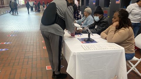 Votantes en una mesa electoral en la ciudad de Nueva York.