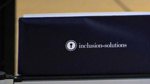 Personas votan anticipadamente en el Centro Comunitario Columbia Heights en Wahington (Estados Unidos).