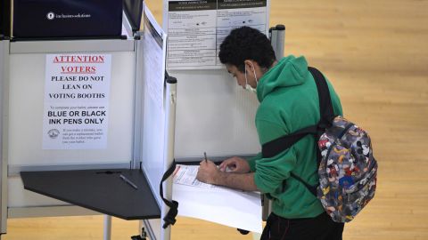 Personas votan anticipadamente en el Centro Comunitario Columbia Heights en Wahington (Estados Unidos).