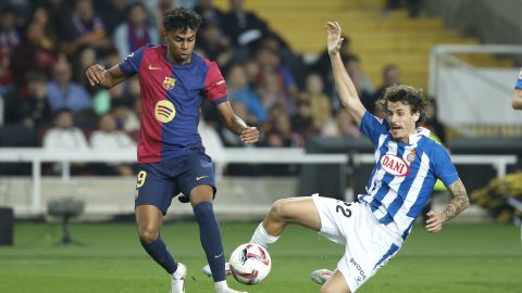 Lamine Yamal evita un tacle del jugador del Espanyol Carlos Romero.