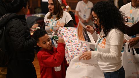 2,500 niños recibieron regalos personalizados.