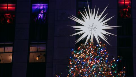 El árbol de navidad del Rockefeller Center en NYC está coronado con una estrella Swarovski de 3 millones de cristales.