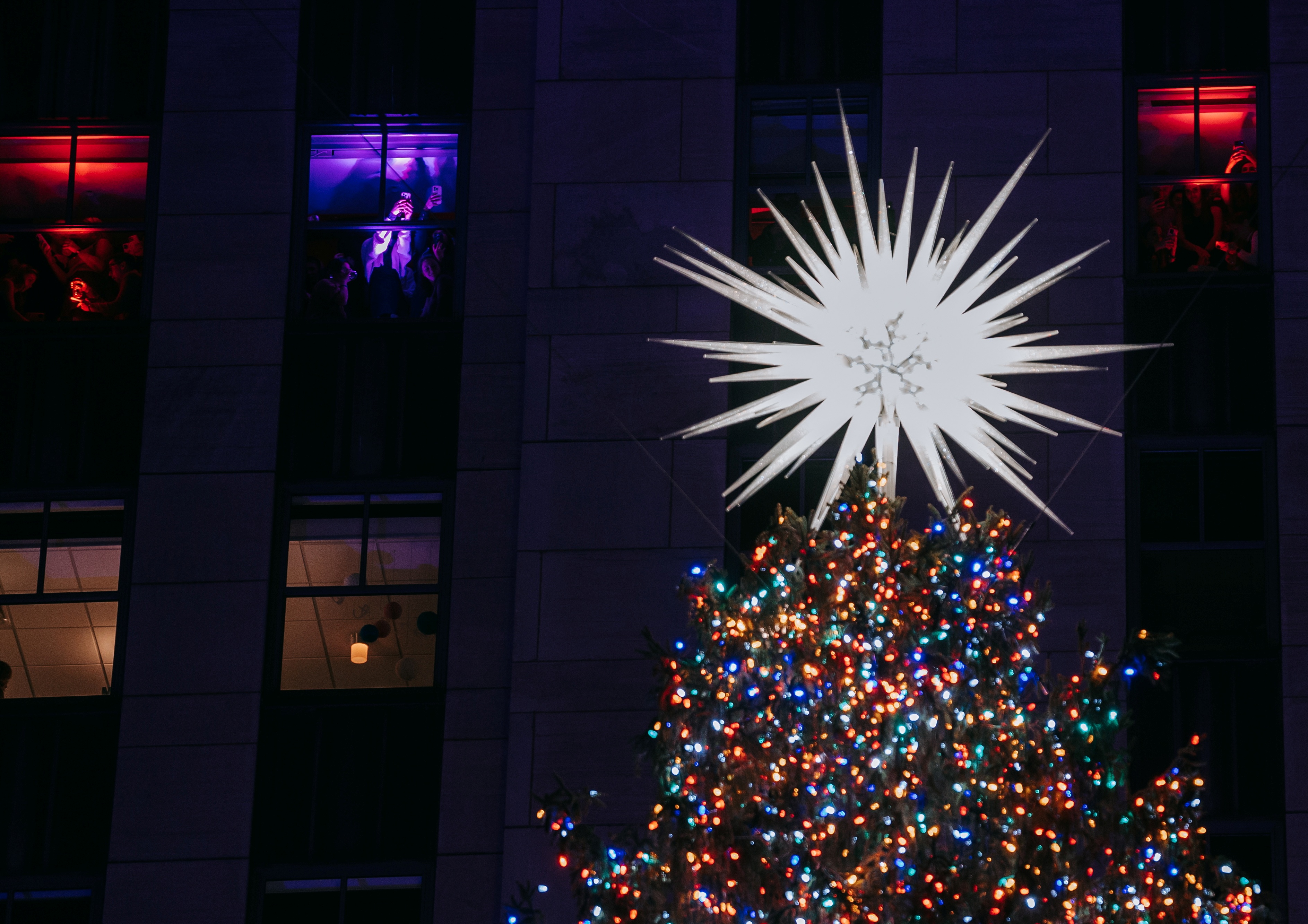 Así encendieron las 50,000 luces del famoso árbol de navidad del  Rockefeller Center en Nueva York: videos - El Diario NY, image size:3773x2666
