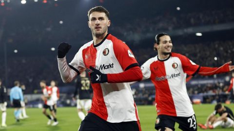 Santiago Gimenez durante un partido de la UEFA Champions League.