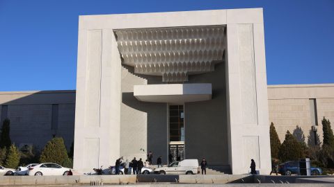 Algunos salones los quemaron y saquearon el edificio.