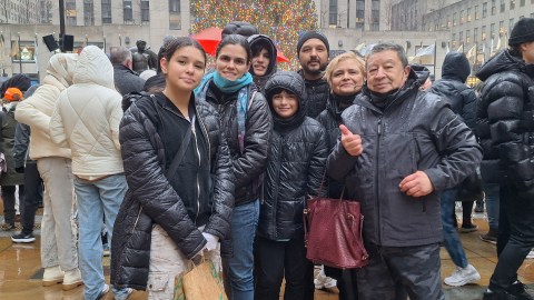 La familia Alvarez vino de Monterrey a disfrutar de las Fiestas Navideñas en la Gran Manzana. Saben que deben tomar ciertas previsiones.