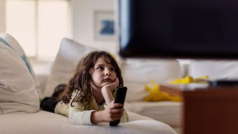 Niña viendo la tele