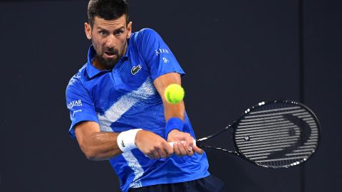 Novak Djokovic durante el primer partido en Brisbane.