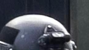 Mangione es escoltado por agentes de policía a su llegada a la ciudad de Nueva York, tras ser extraditado desde Pensilvania.