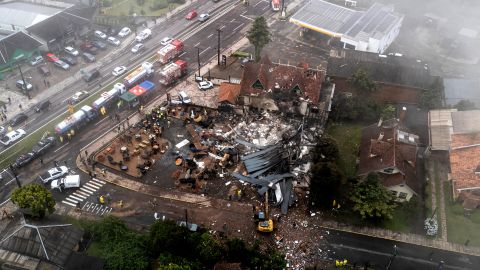 La aeronave golpeó una chimenea, una casa y una mueblería, dijeron las autoridades