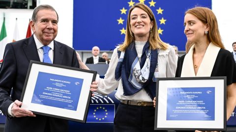 Edmundo González agradeció el honor de recibir el premio Sájarov, y en nombre de Machado estuvo su hija María Corina Sosa.