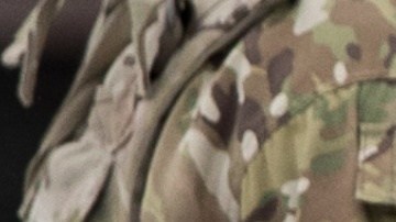 El acusado y sus cómplices robaron tarjetas de crédito y débito a los soldados.