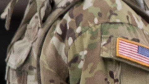 El acusado y sus cómplices robaron tarjetas de crédito y débito a los soldados.