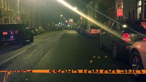 Escena criminal de tiroteo en calle de Baltimore