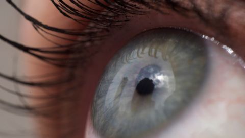 El joven se sometió a una operación para tratar de reparar su retina luego del hecho que ocurrió en mayo de 2022, pero su condición sigue deteriorándose.