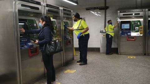 El director de construcción y desarrollo de la MTA, Jamie Torres-Springer, expresó que ahora hay aproximadamente 400 máquinas expendedoras en las 472 estaciones del sistema de transporte público.