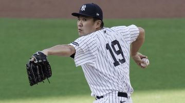 Exlanzador japonés de Yankees, Masahiro Tanaka, firma como los Yomiuri Giants