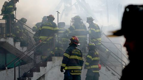 La causa del incendio en cuestión sigue sin aclararse, a la vez que se sigue sobre las pesquisas del siniestro.