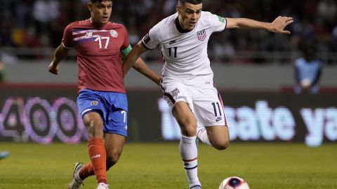 Yeltsin Tejeda (L) y Gio Reyna (R) luchan un balón durante un partido entre Costa Rica y Estados Unidos.