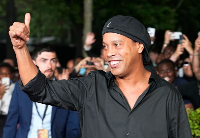 Ronaldinho asegura que Pelé es el mejor jugador en la historia.