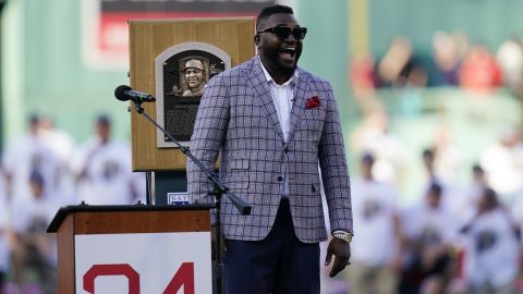 David Ortiz sonríe durante su exaltación al Salón de la Fama de Boston en 2022.