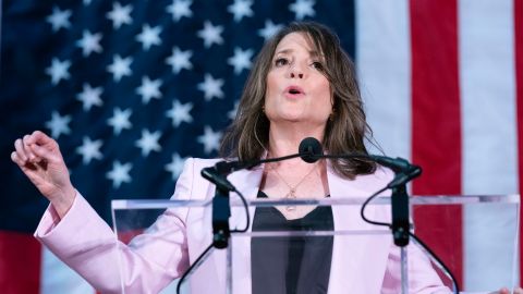 Marianne Williamson, exprecandidata a la nominación presidencial demócrata