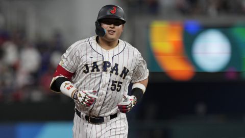 Munetaka Murakami conecta un jonrón durante la final del Clásico Mundial de Béisbol 2023 ante Estados Unidos.