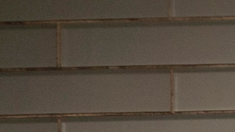 Los oficiales de la policía de Nueva York siguen tras la búsqueda de la sospechosa, que escapó de la estación poco después de empujar al hombre.