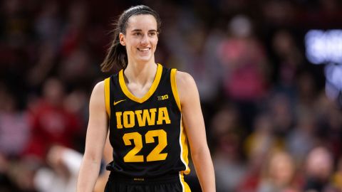 Caitlin Clark durante un encuentro de Iowa en la NCAA.