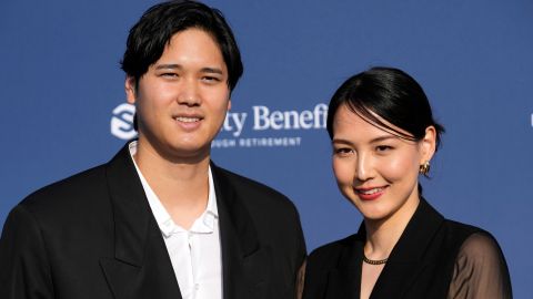 Shohei Ohtani y su esposa Mamiko Tanaka durante una gala en Los Ángeles.