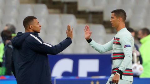 Cristiano Ronaldo y Kylian Mbappé durante un encuentro en 2020.