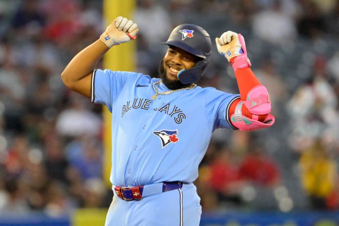 Vladimir Guerrero Jr. durante un encuentro ante Los Angeles Angels.