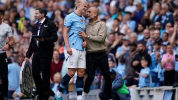 vPep Guardiola habla con Erling Haaland durante un encuentro de la Premier League.